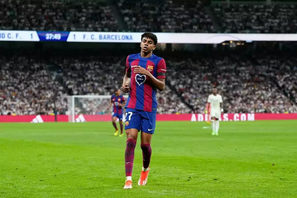 Lamine Yamal on the field during a match against Real Madrid, with the score 1-1 in the background. Lamine Yamal on the field during a match against Real Madrid, with the score 1-1 in the background.