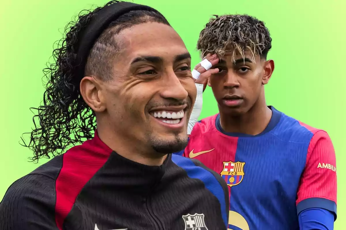 Dos futbolistes del FC Barcelona amb l’uniforme de l’equip sobre un fons verd clar