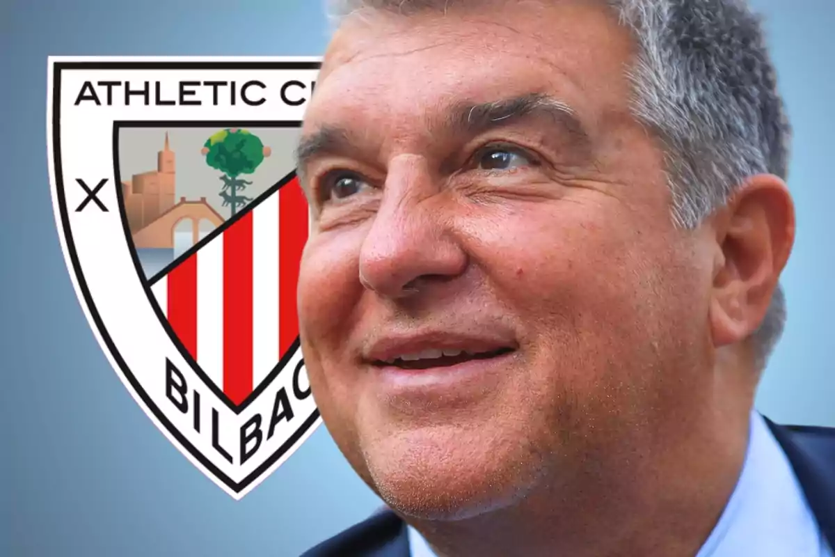 Home somrient amb l'escut de l'Athletic Club de Bilbao de fons.