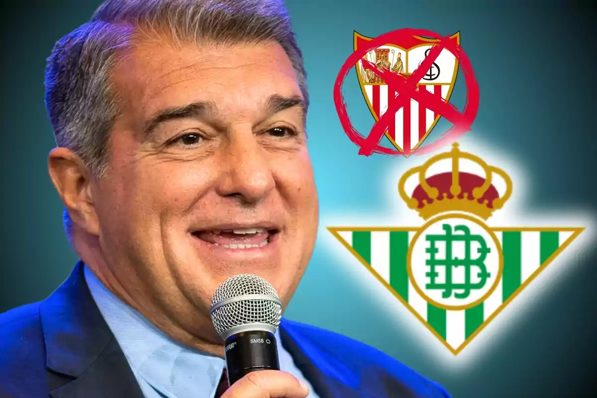 Un hombre sonriente con un micrófono frente a los escudos del Sevilla tachado y del Betis.