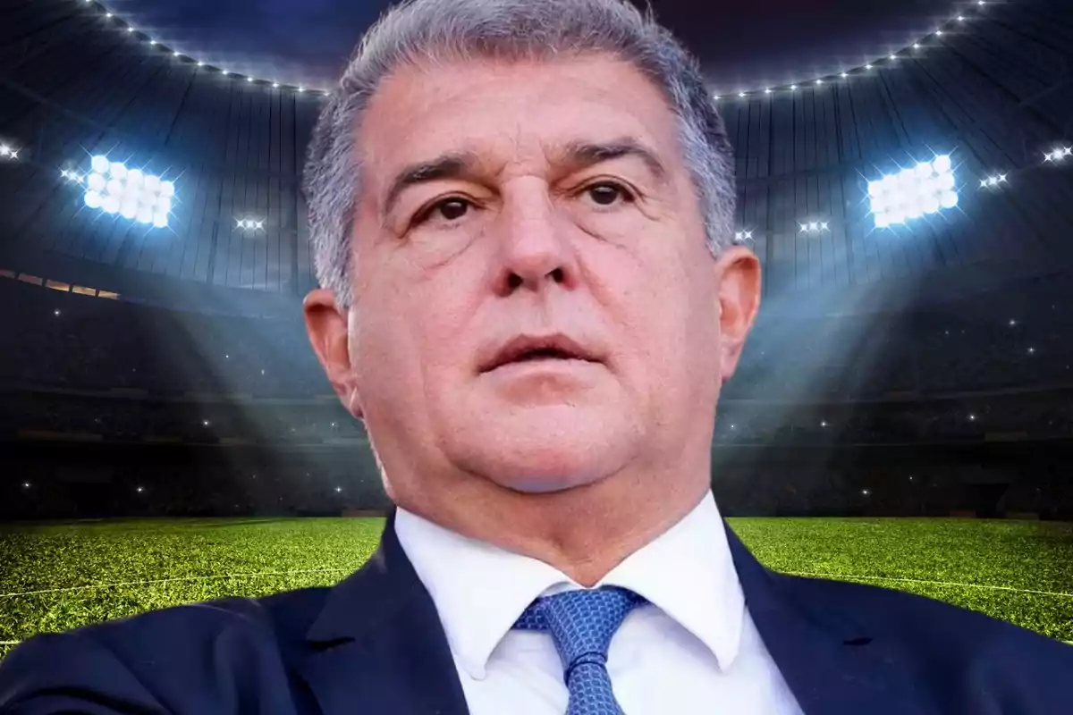 Joan Laporta seriós en primer pla i un camp de futbol de fons