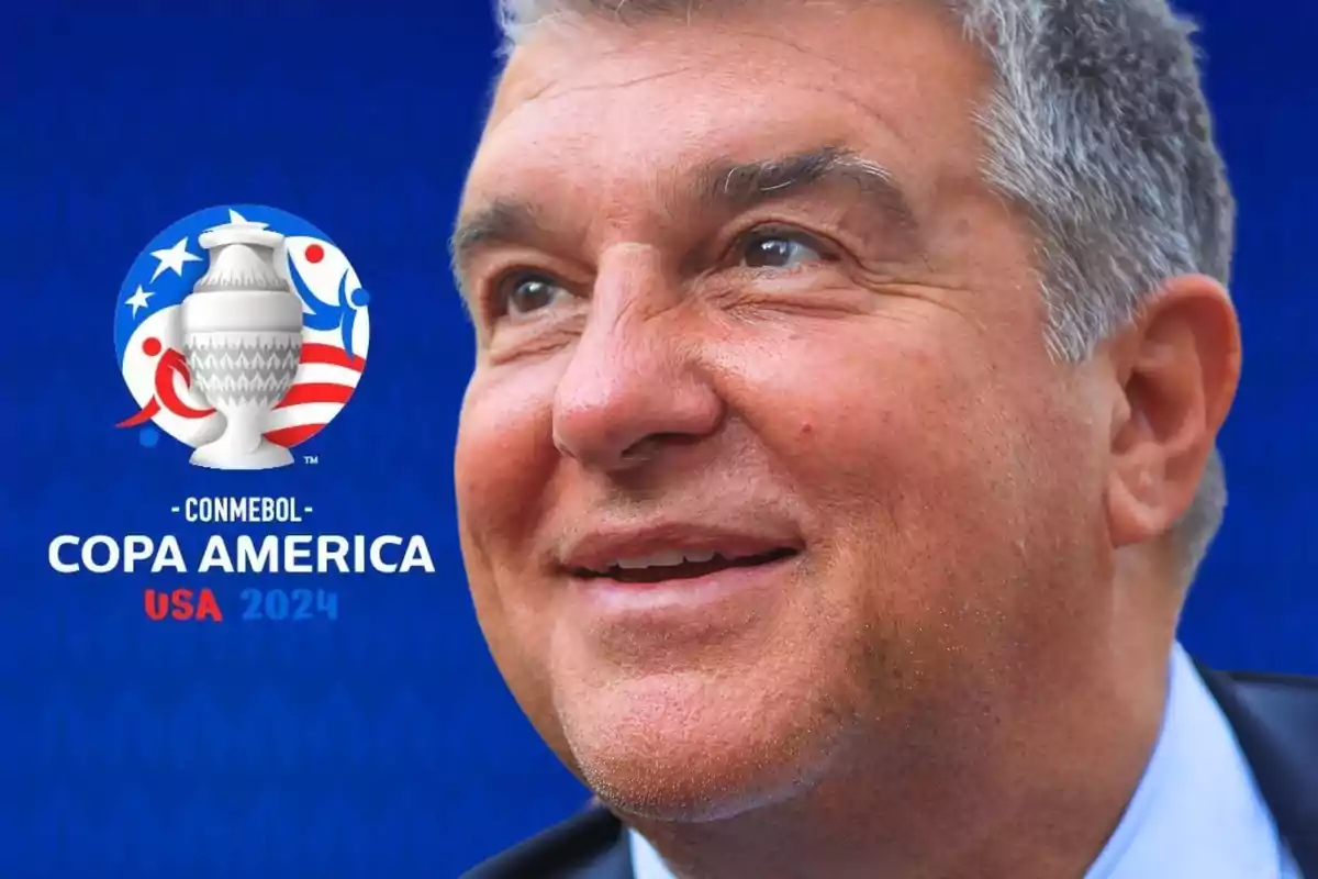 Home somrient amb el logotip de la CONMEBOL Copa Amèrica USA 2024 al fons.