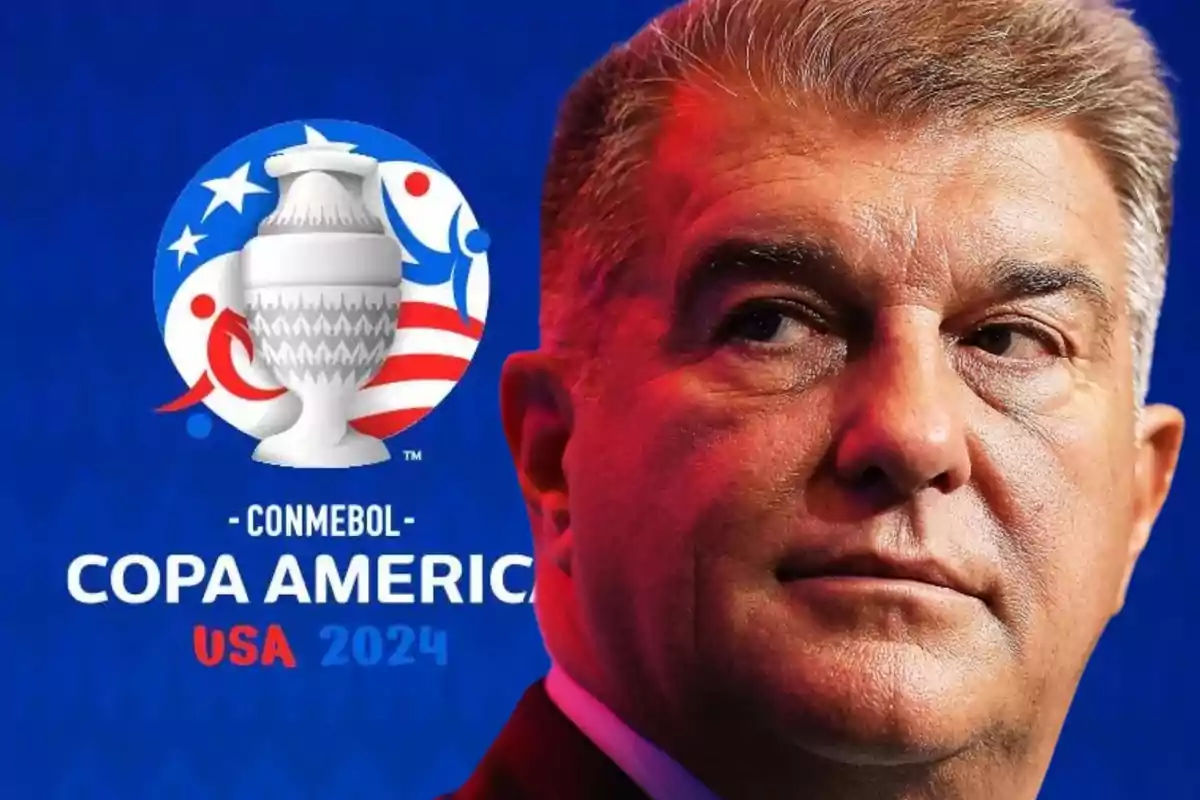 Home de cabell canós davant del logo de la Copa Amèrica 2024 de la CONMEBOL als Estats Units.