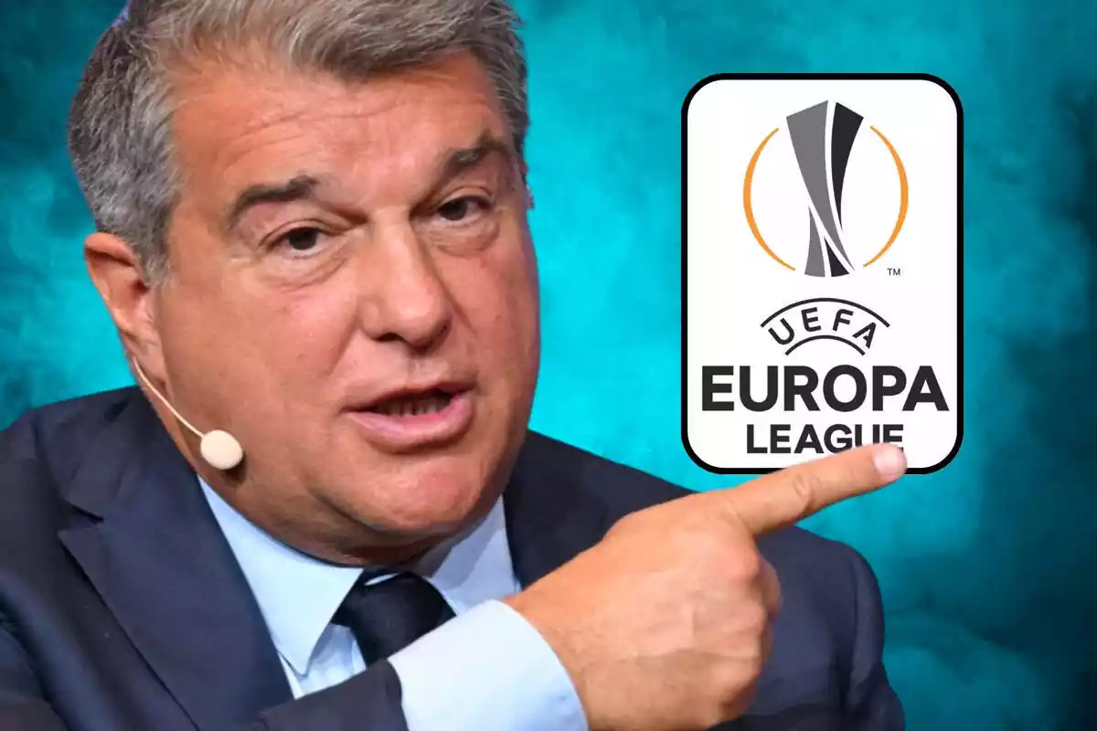 Joan Laporta apunta amb el dit cap al logo de la UEFA Europa League sobre un fons ple de fum blau