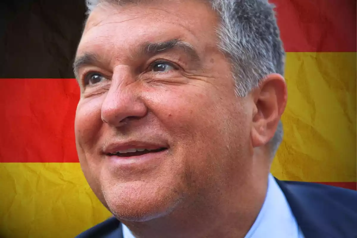Joan Laporta amb cara de felicitat al costat d´una bandera d´Espanya i Alemanya
