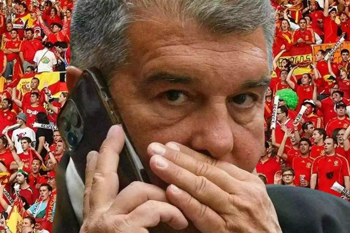 Joan Laporta parlant per telèfon en primer pla amb els seguidors de la selecció espanyola de fons