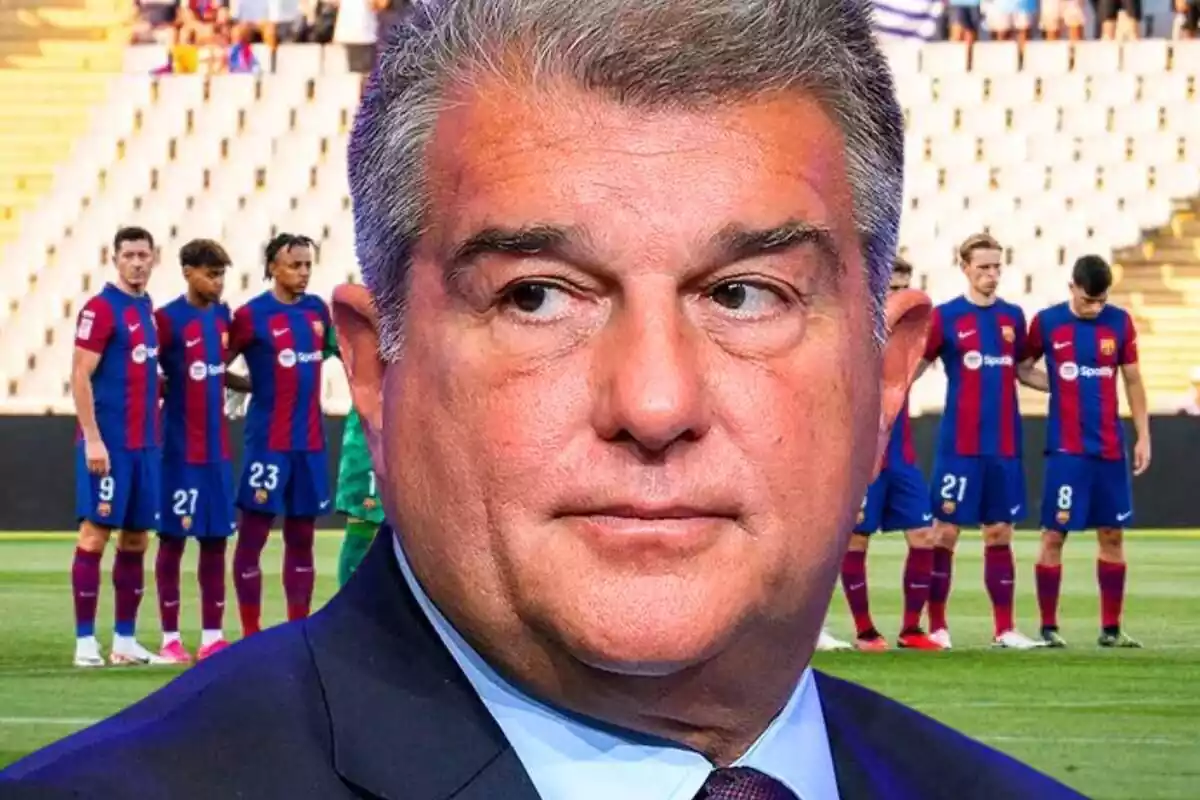 El president del FC Barcelona, Joan Laporta, en primer pla amb una foto actual del primer equip blaugrana.