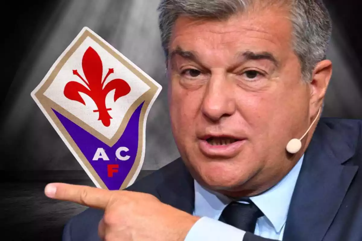 Joan Laporta apuntant amb el dit de banda amb l'escut de la Fiorentina al fons il·luminat