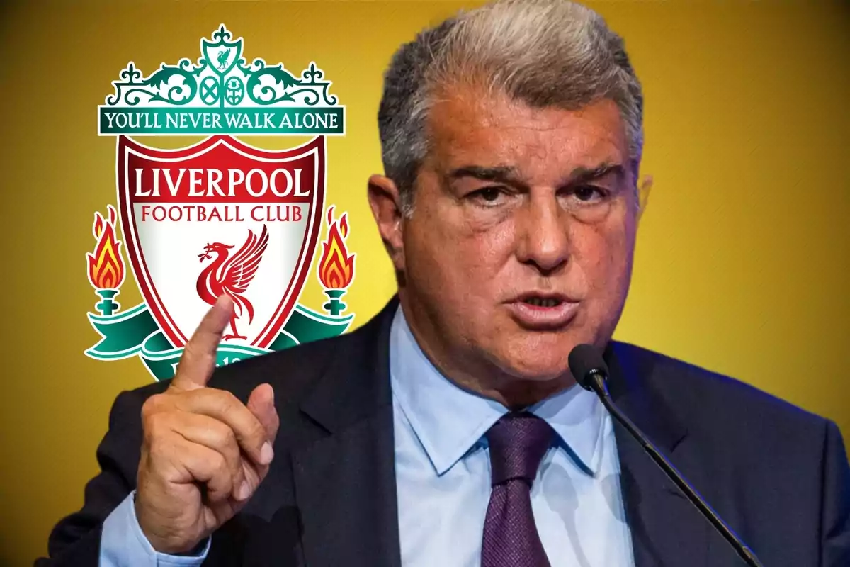 Un home parlant en un micròfon amb l'escut del Liverpool Football Club de fons.