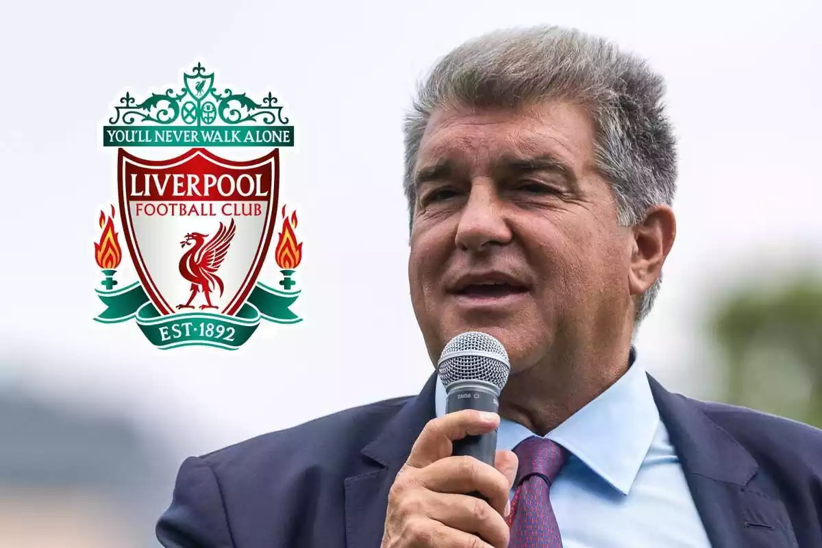 Joan Laporta amb un micro a la mà i l'escut del Liverpool