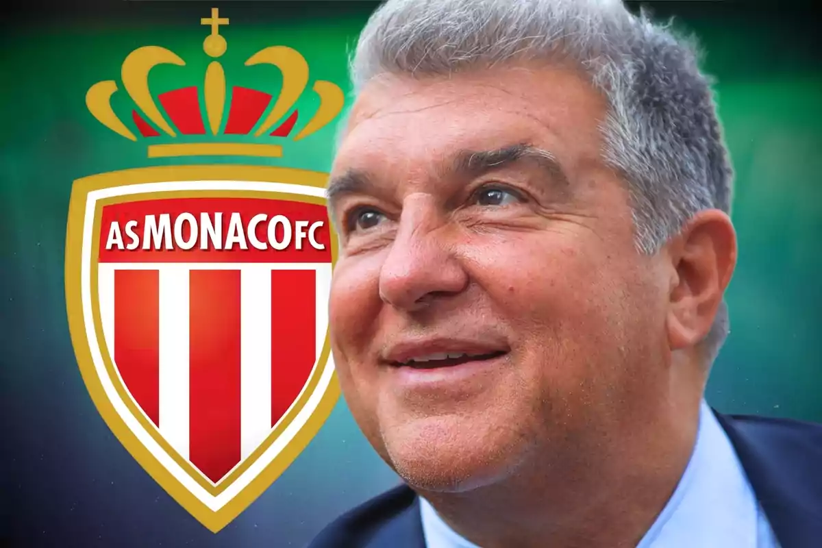 Un home somrient amb l'escut de l'AS Monaco FC de fons.