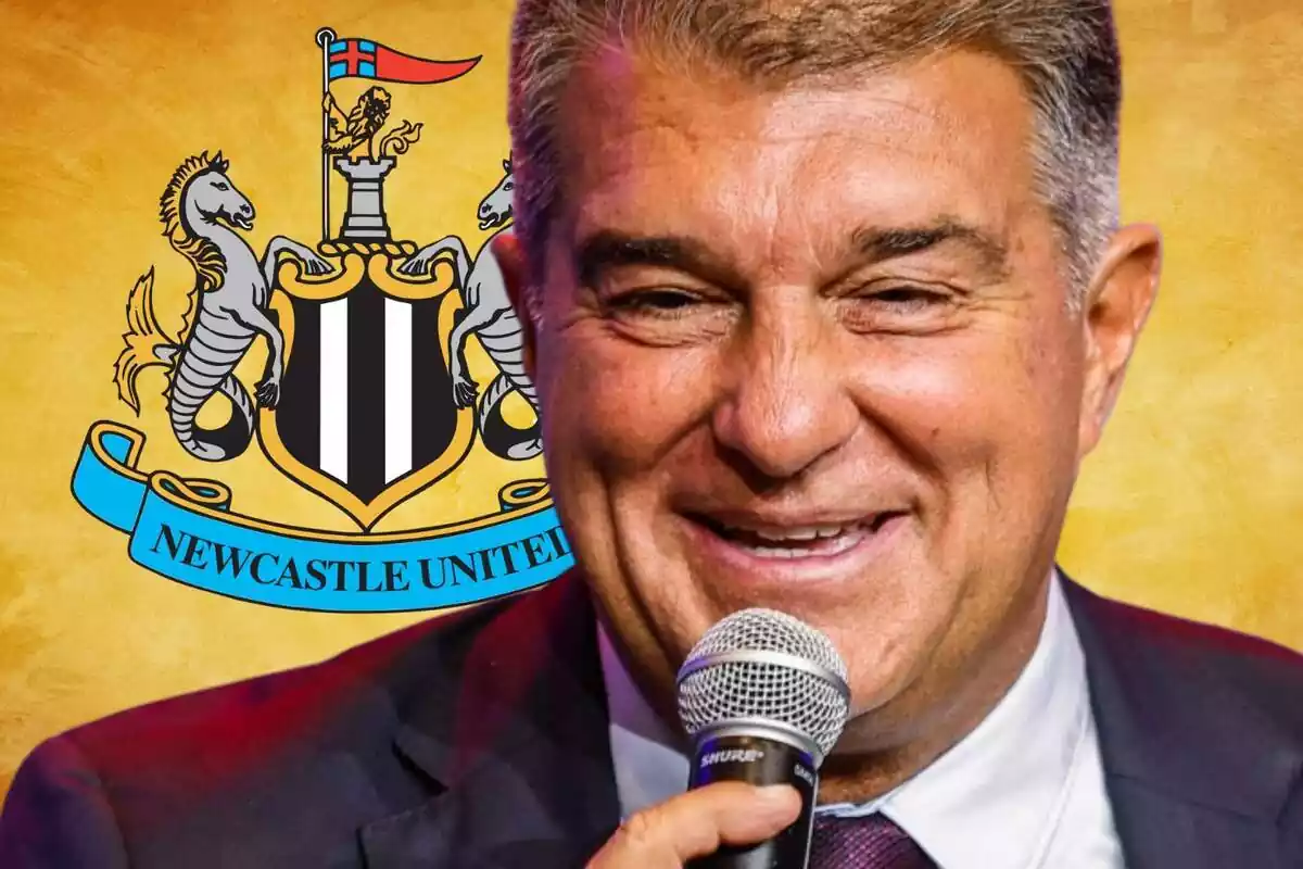 Joan Laporta amb un gran somriure i l'escut del Newcastle al fons