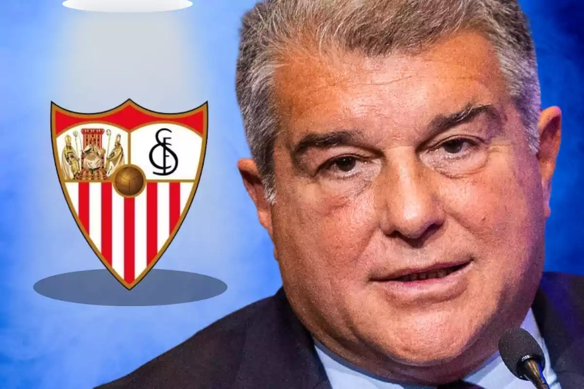 Un home parlant en un micròfon amb l?escut del Sevilla FC al seu costat.