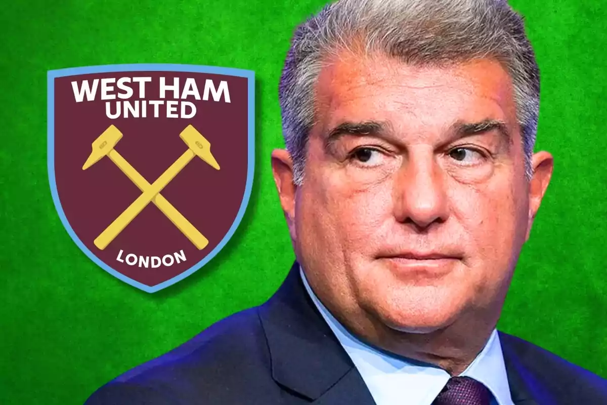 Home de vestit al costat de l'escut del West Ham United sobre un fons verd.