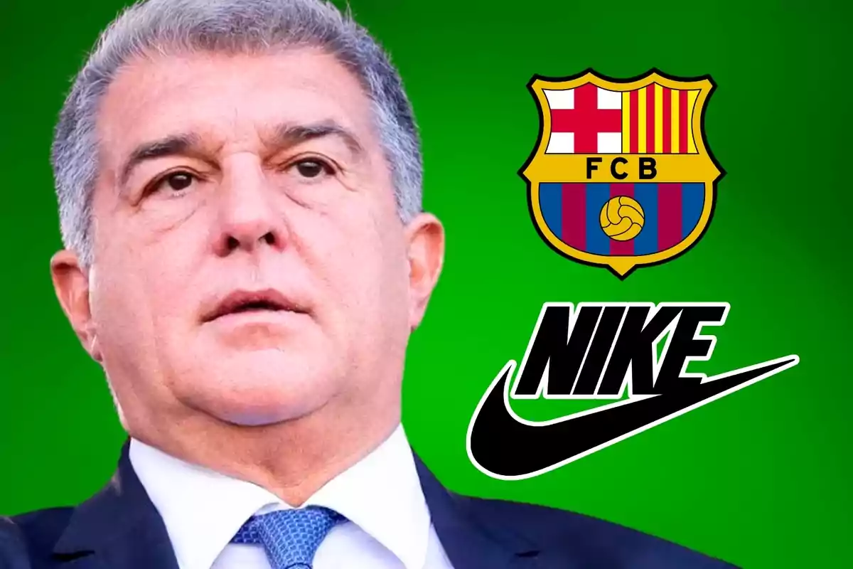 Home de vestit amb corbata blava, juntament amb els logotips del FC Barcelona i Nike sobre un fons verd.