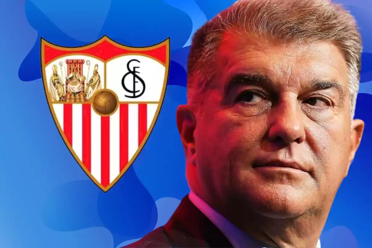 Un home amb expressió seriosa al costat de l?escut del Sevilla FC sobre un fons blau.