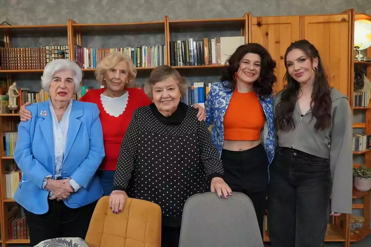 Manuela Carmena, Cristina Almeida, Paca Sauquillo, Nerea Pérez de las Heras i Inés Hernand posen juntes davant d'una prestatgeria plena de llibres, mostrant una barreja de generacions i estils de vestimenta. Manuela Carmena, Cristina Almeida, Paca Sauquillo, Nerea Pérez de las Heras i Inés Hernand posen juntes davant d'una prestatgeria plena de llibres, mostrant una barreja de generacions i estils de vestimenta.