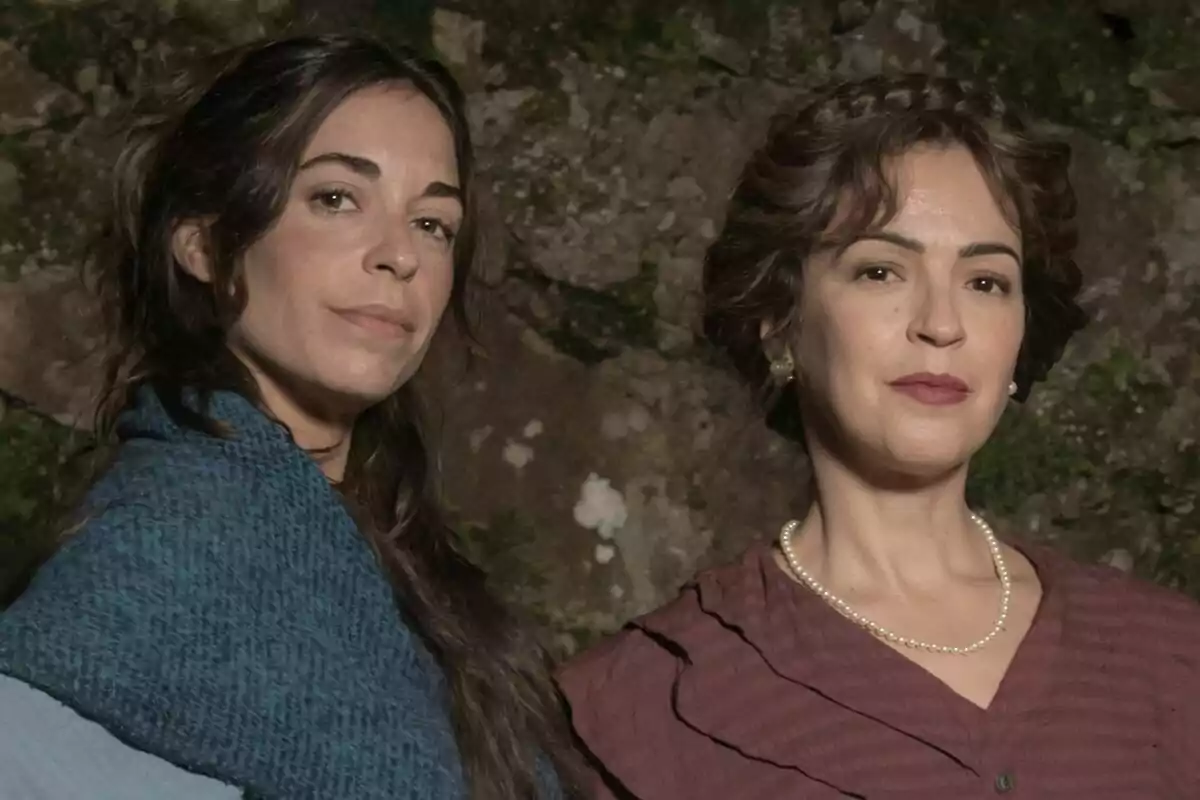 Veronica Sánchez i Carlota Baró posen juntes davant d'un fons de pedra, una porta un xal blau i l'altra un collaret de perles durant el rodatge de Les filles de la criada.