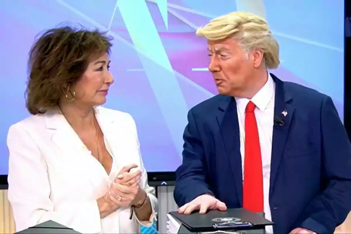 Ana Rosa Quintana i Carlos Latre disfressat de Donald Trump conversen a El Programa de Ana Rosa.