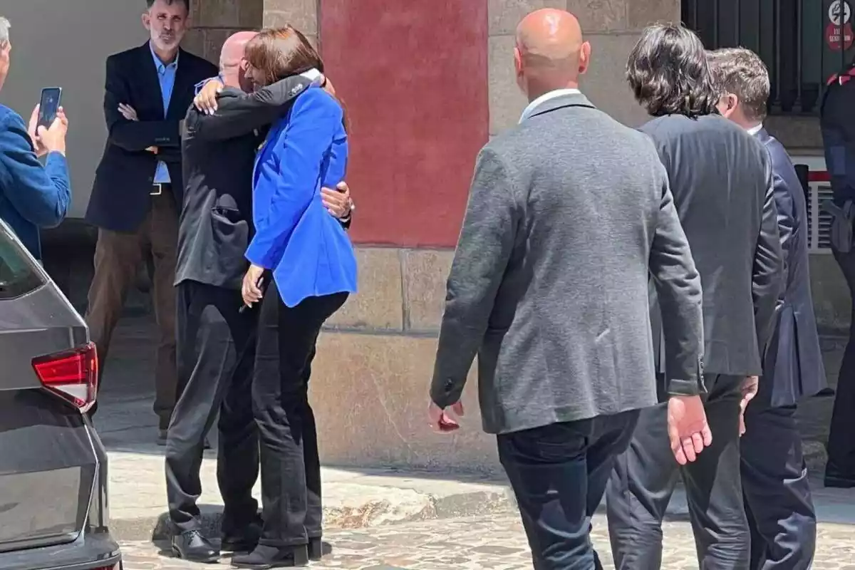 Laura Borràs acomiadant-se de treballadors del Parlament de Catalunya als exteriors de l'edifici