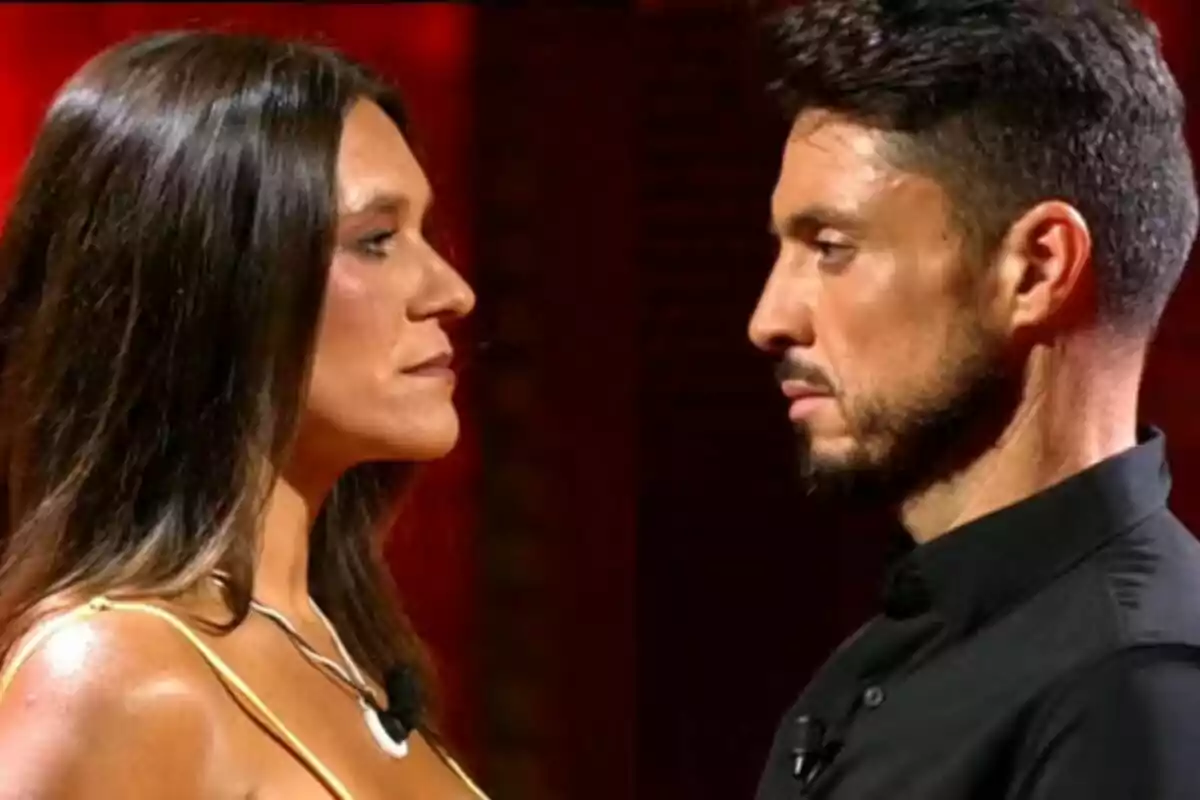 Laura Cuevas i Carlos Calderón mirant-se de front en un ambient amb il·luminació càlida a De Viernes. Laura Cuevas i Carlos Calderón mirant-se de front en un ambient amb il·luminació càlida a De Viernes.