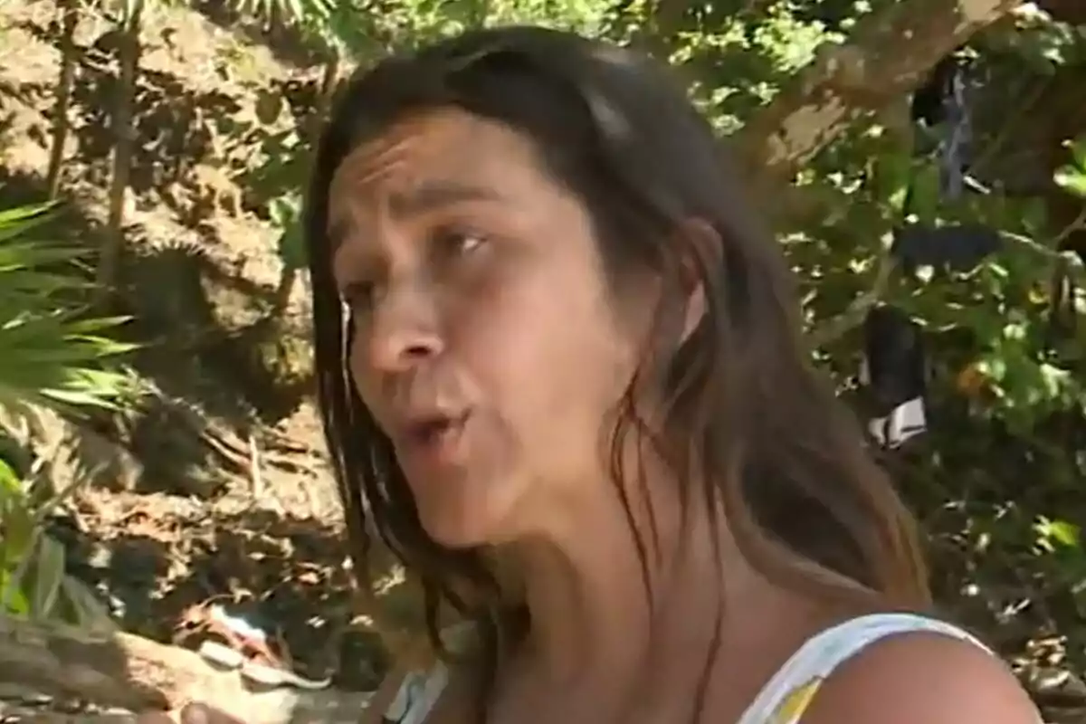 Laura Cuevas hablando al aire libre con vegetación de fondo en Supervivientes.