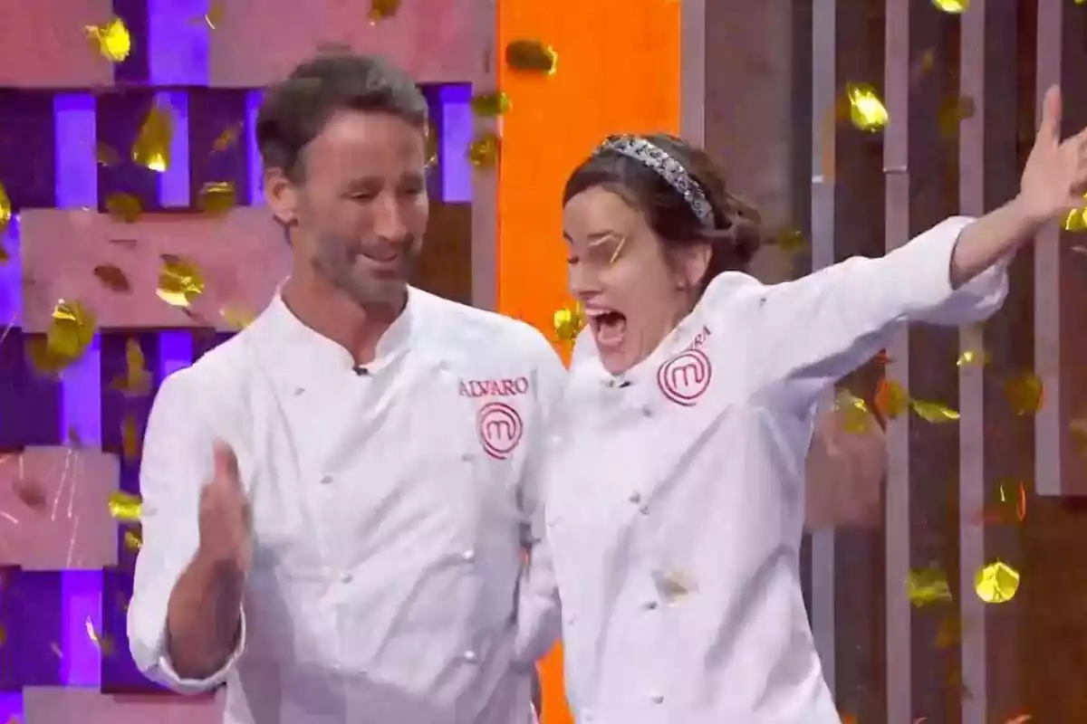 Captura de Laura Londoño eufòrica després de proclamar-se guanyadora i Álvaro Muñoz Escassi durant la final de 'MasterChef Celebrity'