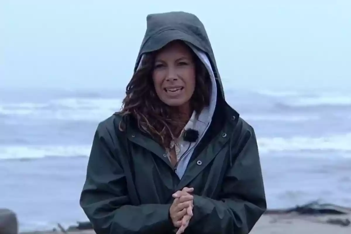 Laura Madrueño con impermeable bajo la lluvia en Honduras