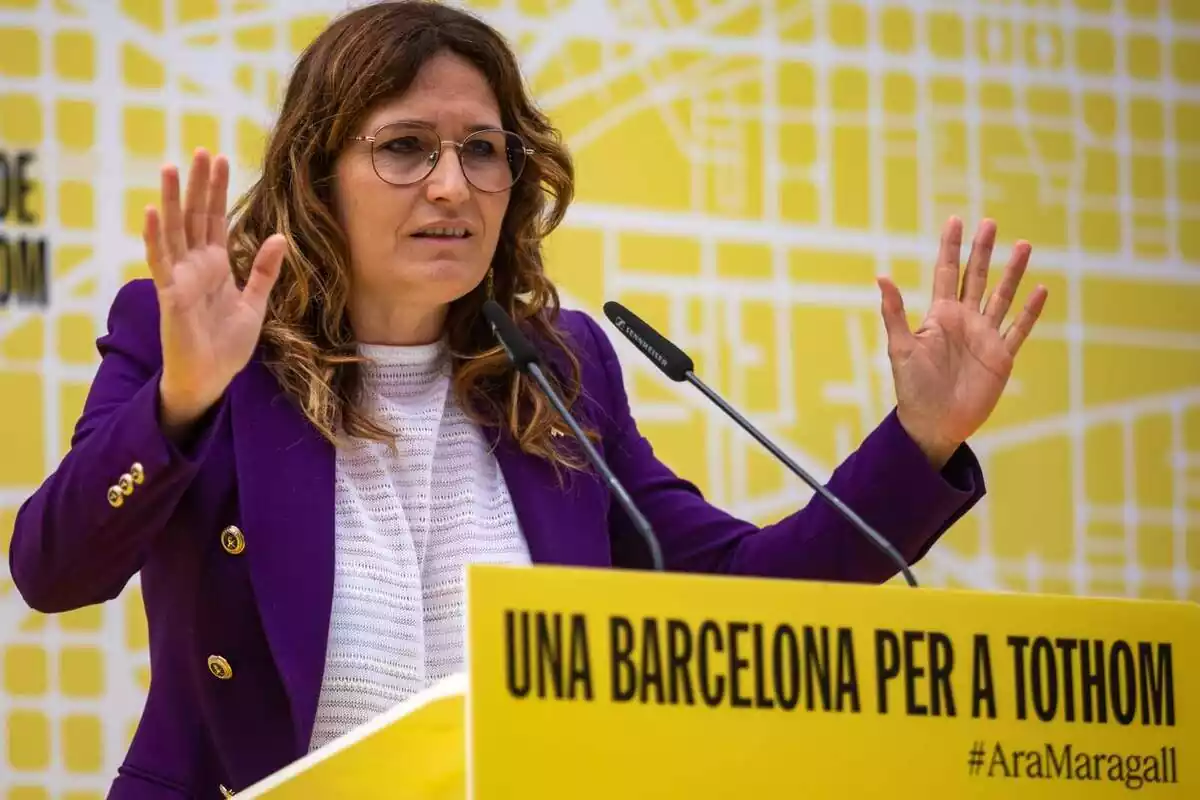 Plànol curt de Laura Vilagrà, consellera de la Presidència de la Generalitat, durant un acte de campanya dERC