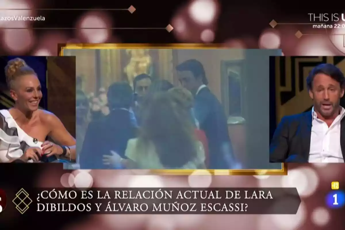 Captura de 'Lazos de Sangre' amb Rocío Carrasco amb un monyo i Álvaro Muñoz Escassi amb americana Captura de 'Lazos de Sangre' amb Rocío Carrasco amb un monyo i Álvaro Muñoz Escassi amb americana