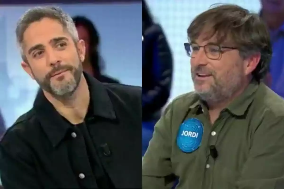 Roberto Leal i Jordi Évole conversant a Pasapalabra, un porta una jaqueta negra i l'altre una camisa verda amb una etiqueta que diu "Jordi".