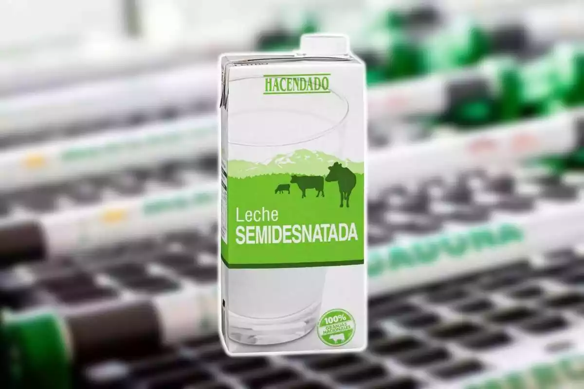 Montaje con los carritos de Mercadona de fondo y un brik de leche semidesnatada de la marca Hacendado