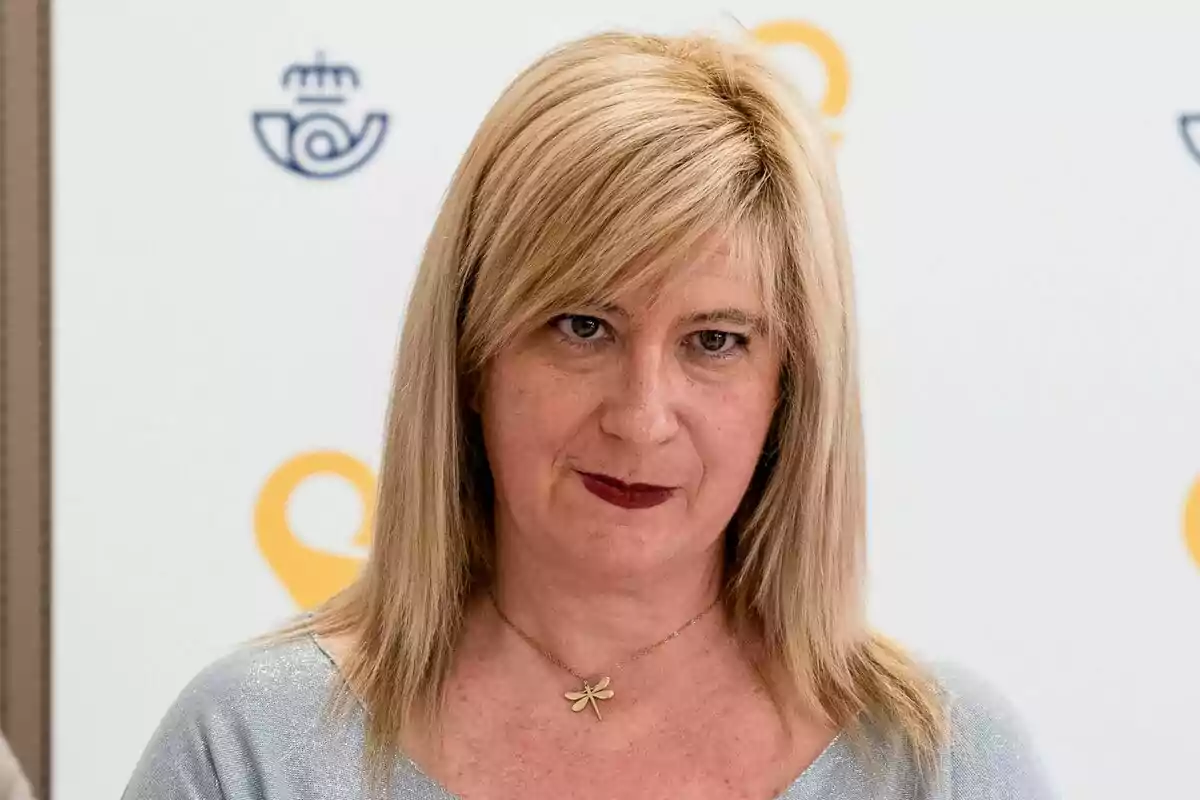 Pla curt de Leire Díez davant d’un fons blanc amb rostre seriós. Pla curt de Leire Díez davant d’un fons blanc amb rostre seriós.