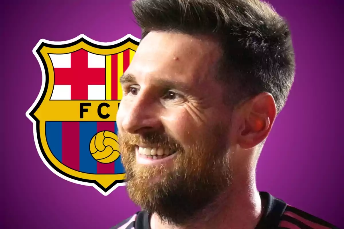 Un hombre sonriente con barba frente al escudo de un equipo de fútbol sobre un fondo morado.