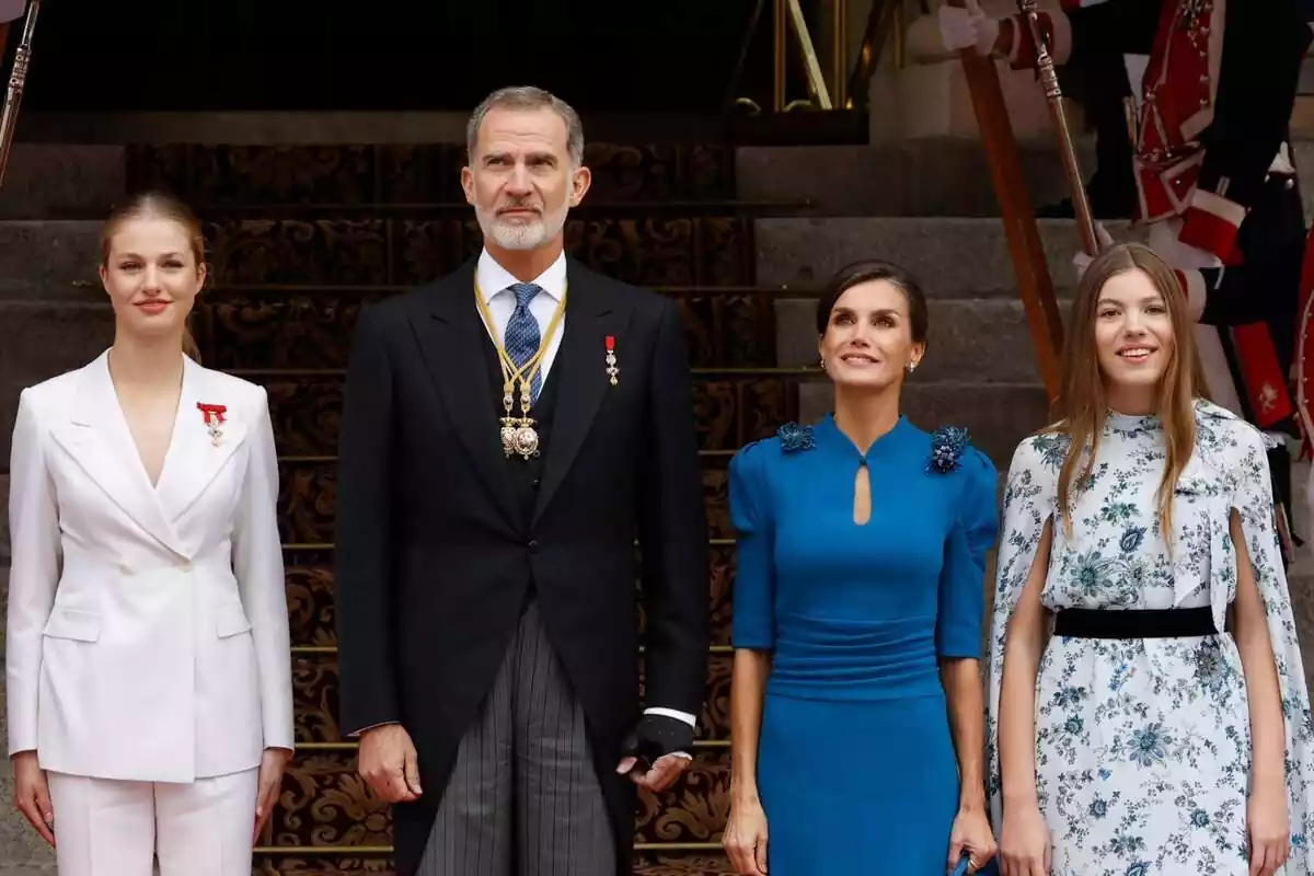 Photo of Princess Leonor, King Felipe VI, Queen Letizia and Infanta Sofía at the swearing-in ceremony