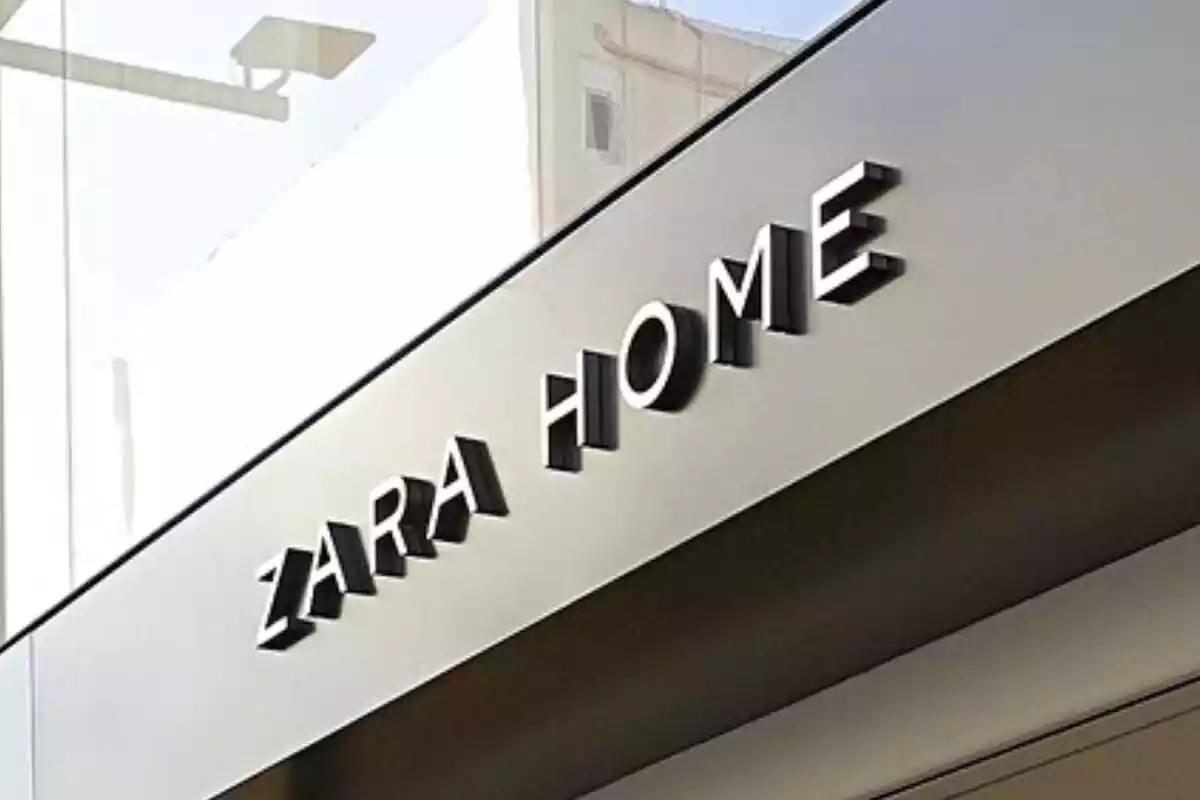 Rètol de grans dimensions a l'exterior d'una botiga de Zara Home