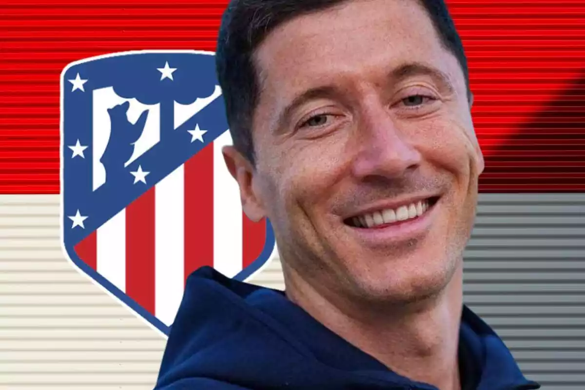 Robert Lewandowski amb un somriure davant de l'escut de l'Atlètic de Madrid