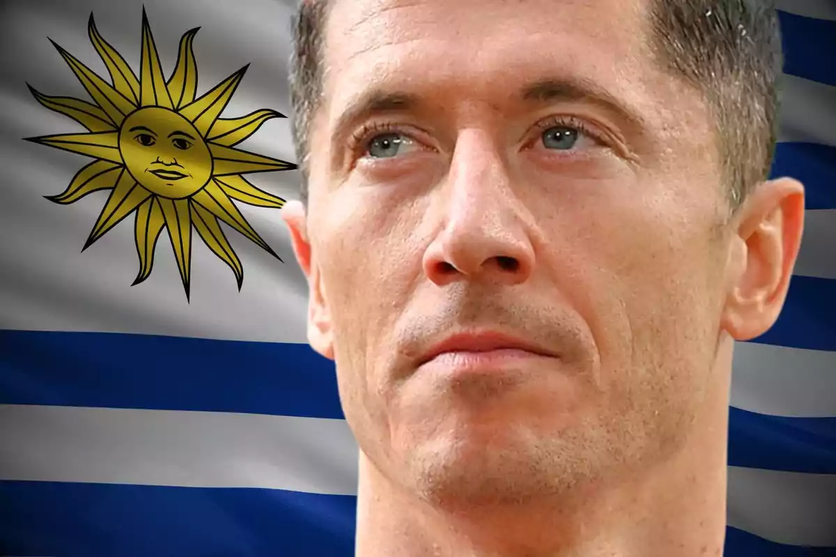 Robert Lewandowski mirant cap a un costat davant de la bandera d'Uruguai