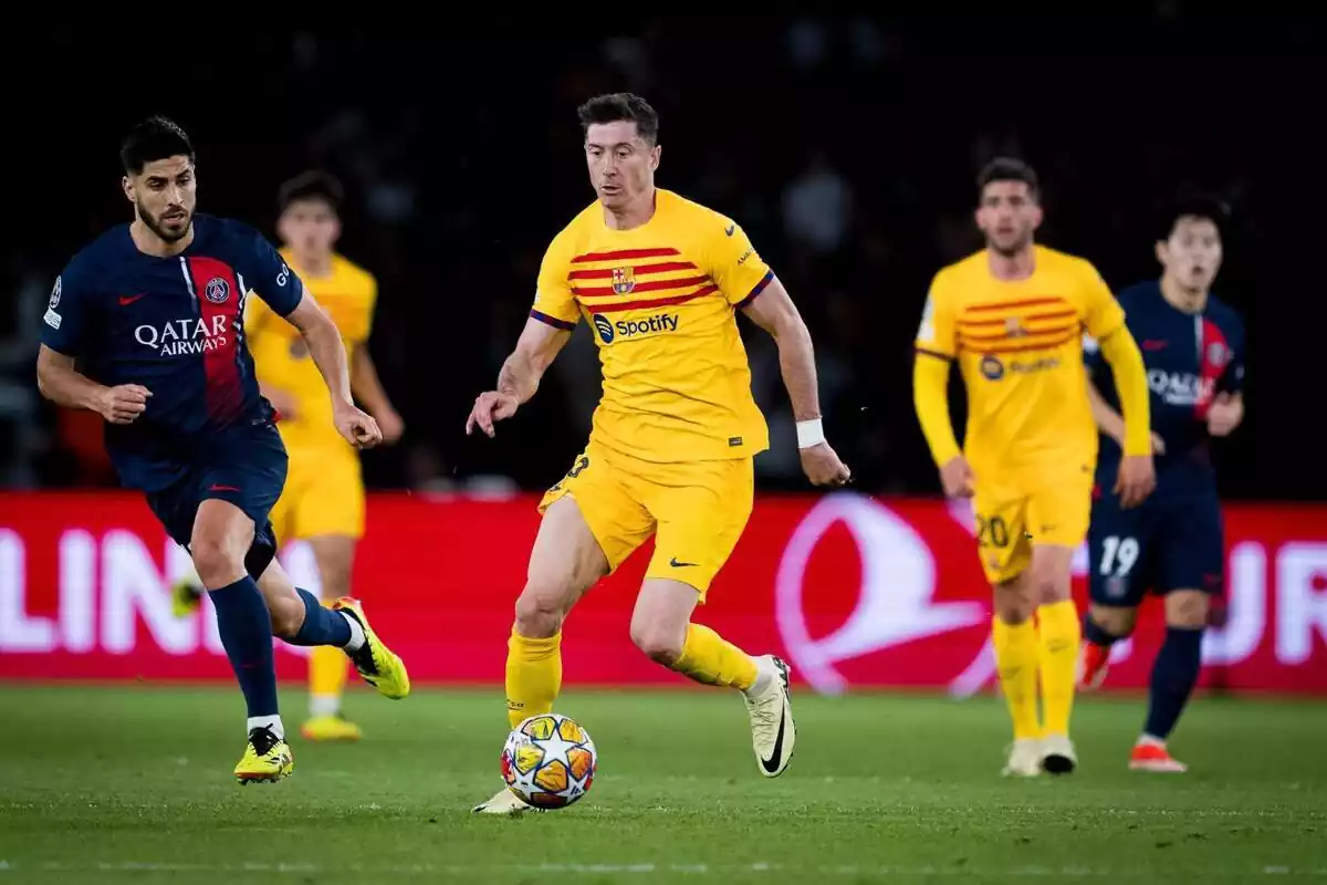 Robert Lewandowski condueix l'esfèric durant el partit davant del PSG Robert Lewandowski condueix l'esfèric durant el partit davant del PSG