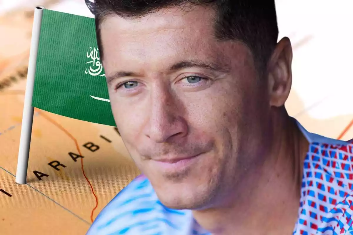 Robert Lewandowski al costat d'un mapa que assenyala l'Aràbia Saudita