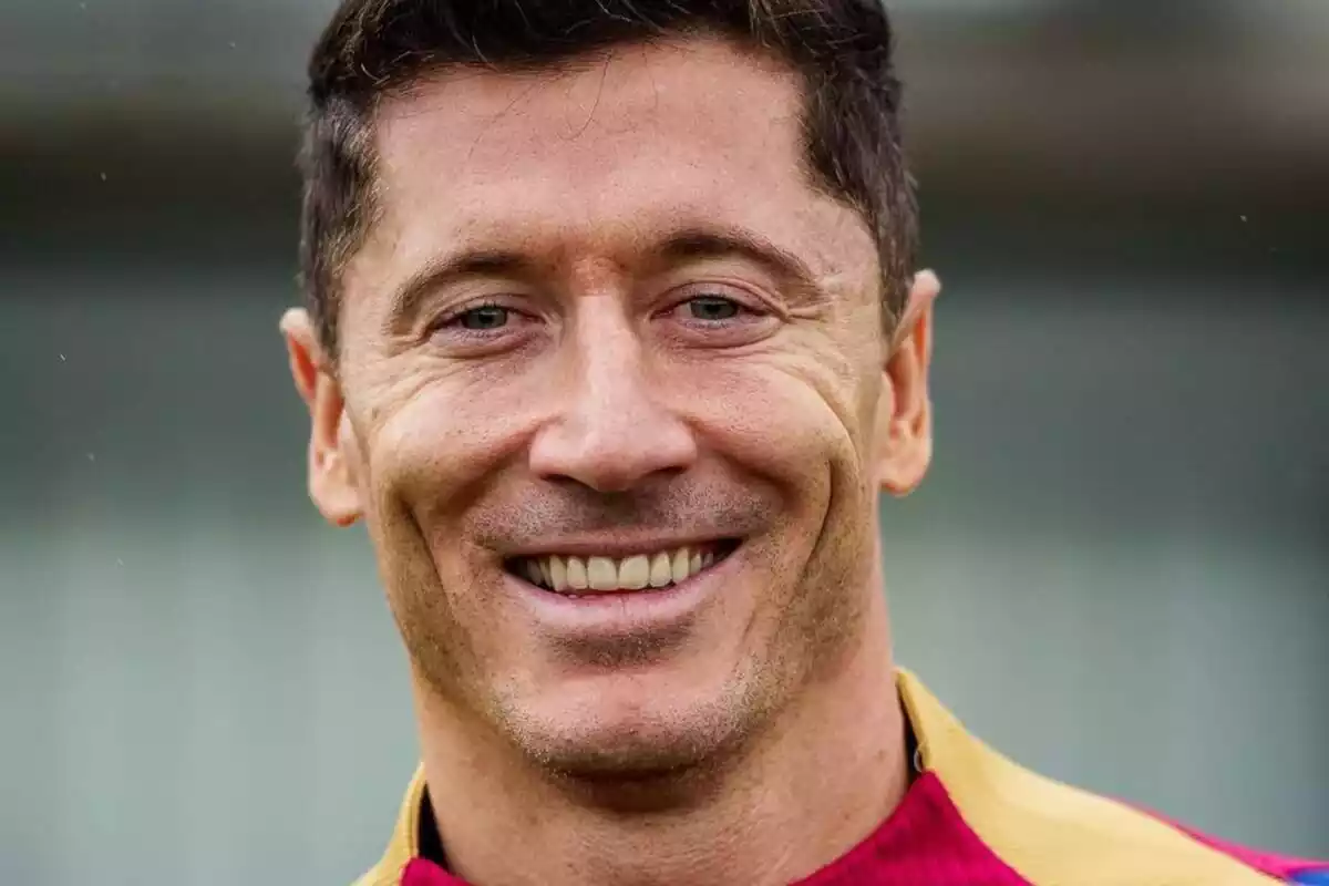 Robert Lewandowski en primer pla amb un gran somriure a la cara