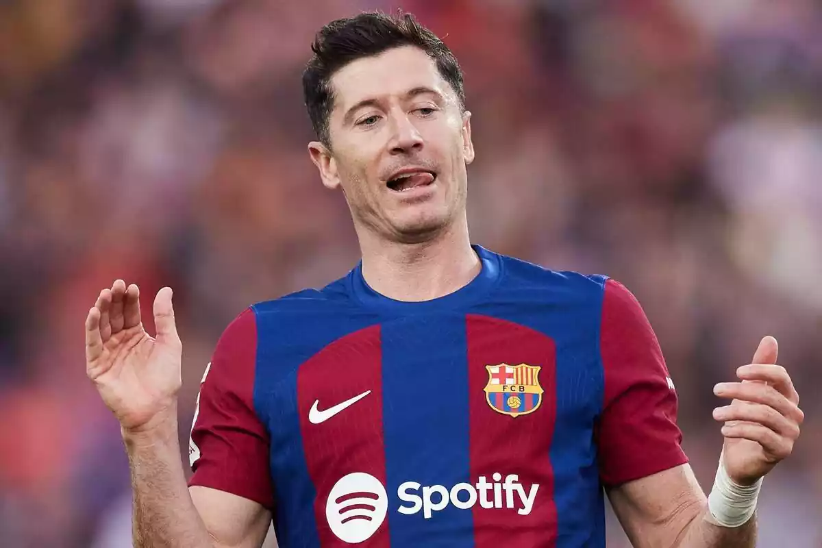Robert Lewandowski es lamenta amb la samarreta del FC Barcelona