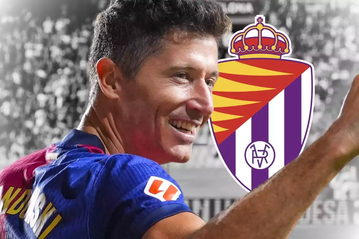 Un jugador de futbol somrient amb la samarreta del FC Barcelona i l?escut del Real Valladolid al fons.