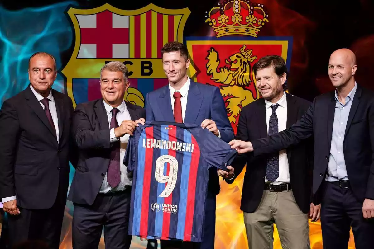 Robert Lewandowski i les cares principals de la directiva del Barça en primer pla amb els escuts del Barça i del Reial Saragossa de fons