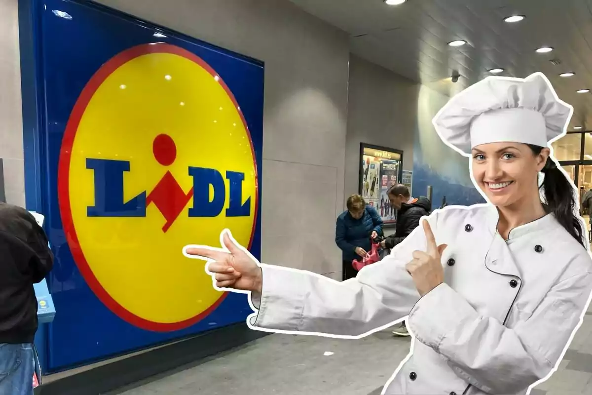 Un xef somrient amb uniforme blanc i gorra de cuiner assenyala amb les dues mans el logotip de Lidl en una botiga.