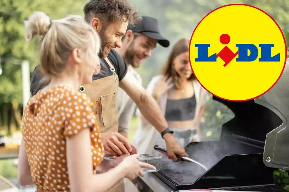 Persones gaudint d'una graellada a l'aire lliure amb el logotip de Lidl a la part superior dreta.