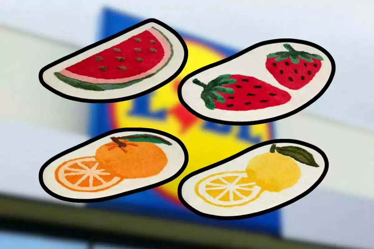 Quatre catifes amb dissenys de fruites sobre un fons desenfocat. Quatre catifes amb dissenys de fruites sobre un fons desenfocat.