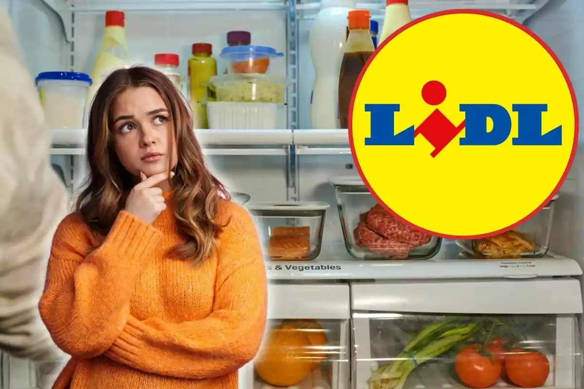 Una dona amb un suèter taronja està pensativa davant d'una nevera oberta plena d'aliments, amb el logotip de Lidl superposat a la imatge.