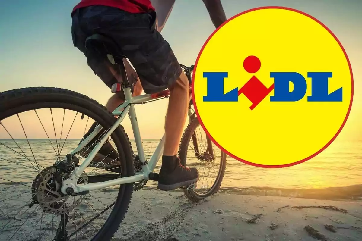 Persona amb bicicleta a la platja al capvespre amb el logotip de Lidl superposat.