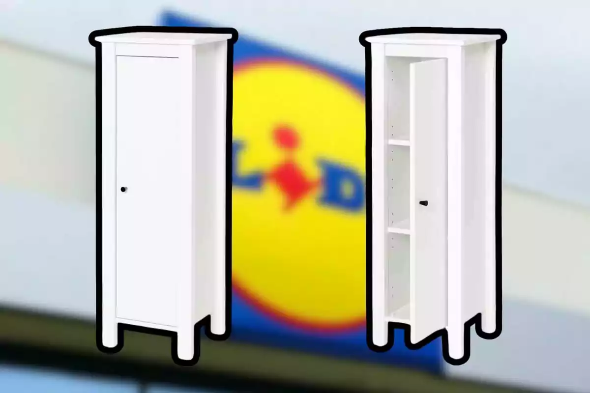 Dos armaris blancs amb disseny simple es mostren davant d'un fons desenfocat que sembla ser el logotip d'una botiga. Dos armaris blancs amb disseny simple es mostren davant d'un fons desenfocat que sembla ser el logotip d'una botiga.